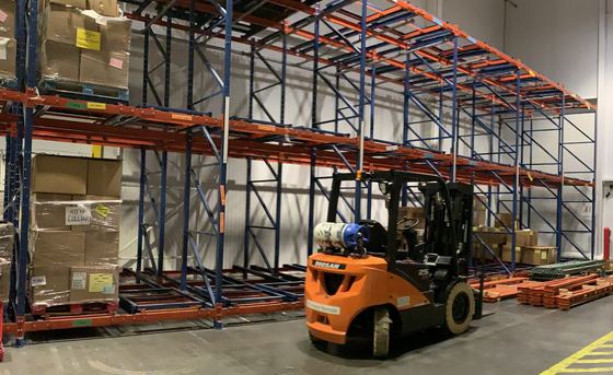 Push-back pallet rack system with a forklift